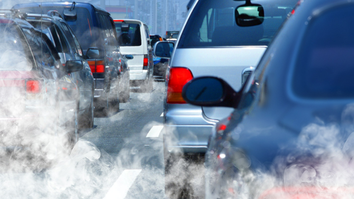 Autos blasen Abgase in die Luft