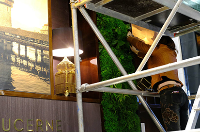 Vivit an der Baselworld Alles rund um vertikale Begrünung Montage und Ausschmückung des vertikalen Pflanzengarten an der Basel World auf dem Messestand von Carl F. Bucherer