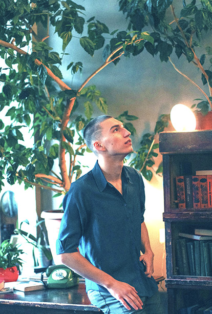 Man Pflanzen Licht Bücherregal